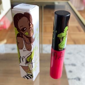 With Box MAC Fafi totally it lipgloss